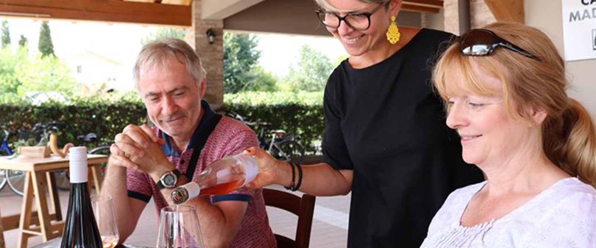 DEGUSTAZIONI elisa versa il vino cascina maddalena lugana